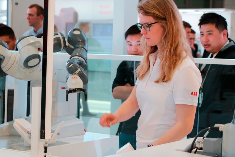 … kollaborative Anwendungen, bei denen Menschen und Roboter Hand in Hand arbeiten… (K.Juschkat/konstruktionspraxis/elektrotechnik)