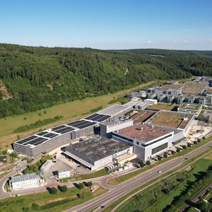 Der Campus von Zeis SMT in Oberkochen wurde um ein neues Gebäude erweitert. (Bild: Zeiss SMT)