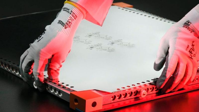 Die SMD-Schablonen der Produktlinie Basic Plus von Photocad sind künftig innerhalb von sechs Stunden fertig.(Bild:  Photocad)