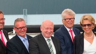 Nach der offiziellen Grundsteinlegung des Rittal-Produktionswerkes in Haiger. Von rechts: Hessens Ministerpräsident Volker Bouffier, Debora Loh, Dr. Friedhelm Loh, Inhaber und Vorstandsvorsitzender der Friedhelm Loh Group, Wolfgang Schuster, Landrat, Mario Schramm, Bürgermeister von Haiger, Dr. Köhler, CEO Rittal International, und Carsten Röttchen, Geschäftsbereichsleiter Produktion. (Reinhold Schäfer)