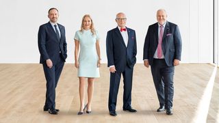 Steven Endress (links) wird neuer Präsident des Endress+Hauser Verwaltungsrats und folgt damit auf Matthias Altendorf (rechts). Sandra Genge (Zweite von links) ist zur stellvertretenden Vorsitzenden des Familienrats ernannt worden. Sie soll die Nachfolge von Dr. h. c. Klaus Endress (Zweiter von rechts) antreten, der angekündigt hat, 2027 als Vorsitzender zurückzutreten. (Bild: Endress+Hauser/Andreas Mader)