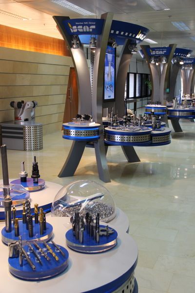 Iscar hat sich seit 1952 zum Vollsortimenter für Zerspanungswerkzeuge entwickelt, wie die Exponte im Eingangsbereich des Schulungszentrums zeigen. (Bild: Kroh)