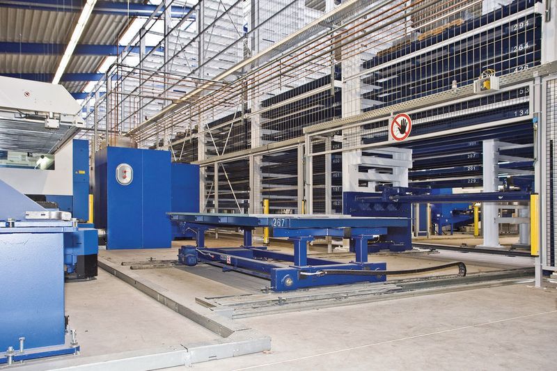 Da die Handlingkomponente dieser Station das Material immer in derselben Position aufnimmt und absetzt, wurden zum Ein- und Auslagern platzsparende, übereinander verfahrende Doppelwagen installiert.  (Bild: Stopa)