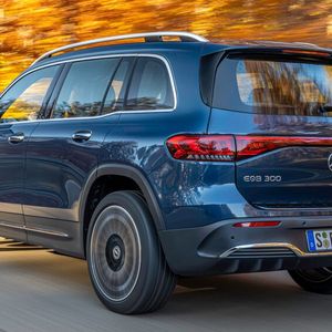 Am Heck gibt es ein durchgehendes Rückleuchten-Band.(Bild:  Mercedes-Benz)