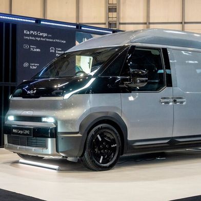 Der Kia PV5 Cargo mit Hochdach bei der Europapremiere in Birmingham. (Bild: Kia)
