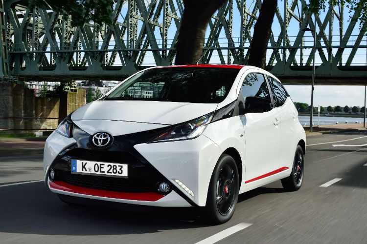 Die Farben für den Frontgrill lassen sich variieren. (Foto: Toyota)