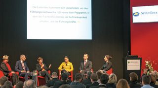 Auf dem Podium diskutierten: Beatrice Tamas (STMicroelectronics), Arnt Stumpf (Würth Elektronik), Karen Ossmann (Robert Bosch), Renate Schuh-Eder (SchuhEder Consulting), Frank Vernauer (P4 Career Consultants) und Prof. Heather Hofmeister (Goethe Universität Frankfurt) (Bild: Messe München / Alex Schelbert)