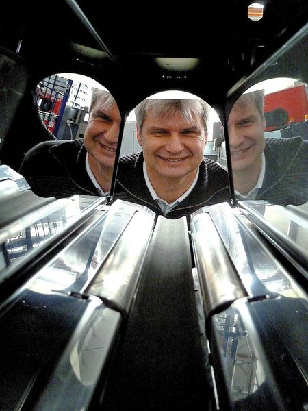 Das ist Peter Mayer, Bereichsleiter Produktion und Prokurist bei Sielaff. Er hält mit seinen Mitarbeitern die Produktion aufrecht, sorgt für eine reibungslose und präzise Herstellung der Teile und wirkt demnach auch bei Investitionen in neue Fertigungstechnik, wie beispielsweise die TruBend Cell 7000, entscheidend mit. (Bild: Kuhn)