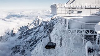 Die neue Seilbahn Zugspitze überwindet 1945 m Höhenunterschied. Die Großraumkabinen befördern bis zu 580 Personen pro Stunde auf den Gipfel. (Designer at Terzake.)