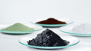 BASF entwickelt für Porsche Kathodenmaterial (vorne). Auch die Vorprodukte stellt der Chemiekonzern selbst her: hinten v. l. Kathodenmaterialvorprodukte sowie weißes Lithiumcarbonat. (Bild: BASF)
