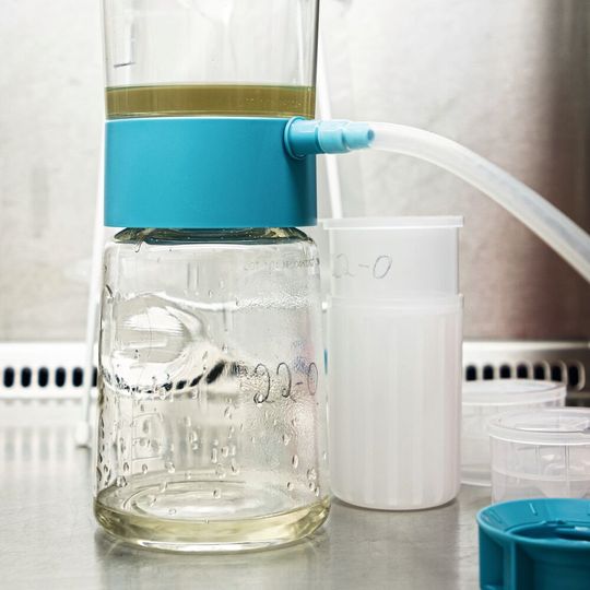 Die Wissenschaftler filtrierten die bräunliche Brühe, reicherten die Viruspartikel an, die sie dabei fanden, isolierten und sequenzierten das Erbgut der Viren.(Bild:  Felix Petermann, Max Delbrück Center)