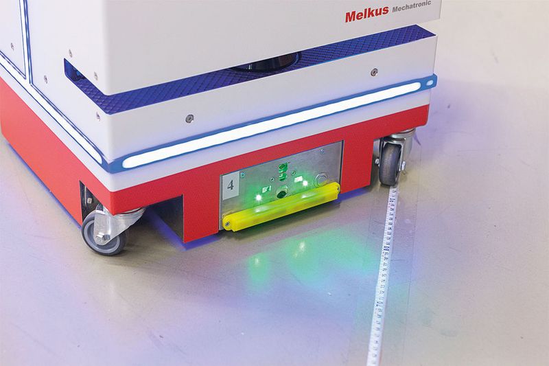 Für den sicheren Halt vor Menschen und unerwarteten Hindernissen sorgt ein integrierter Laserscanner. (Melkus Mechatronic)