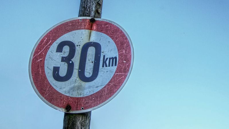 30 km/h sind schnell übertreten - nicht immer mit Vorsatz. Ist es eher Schusseligkeit, fällt das Bußgeld geringer aus.(Bild:  frei lizenziert /  Pixabay)