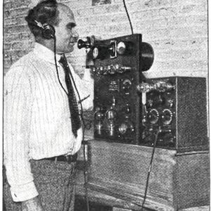 Lee de Forest mit einem Audion-Funkgerät im Jahr 1922.(Bild:   / CC0)