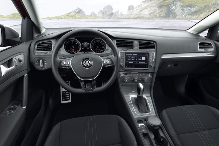 Innen hebt sich die Offroad-Variante mit serienmäßigem Lederlenkrad, besonderen Sitzbezügen und Ambiente-Beleuchtung vom Standard-Variant ab. (Foto: Volkswagen)