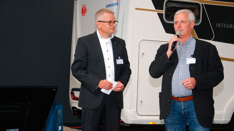 Ende einer gelungenen Veranstaltung: Dierk Conrad (l.) und Claus Evels freuen sich auf den nächsten ZKF-Caravantag. (Wenz|Fahrzeug+Karosserie)