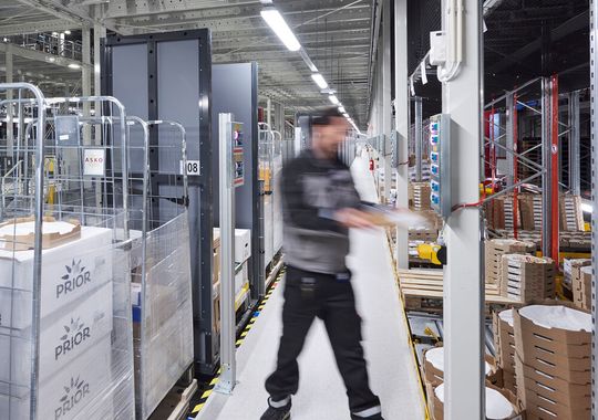 Goods-to-Person-(GTP-)Kommissionierung von der Lager- auf die Versandpalette oder den Versandrollcontainer. Goods-to-Person-(GTP-)Kommissionierung von der Lager- auf die Versandpalette oder den Versandrollcontainer.