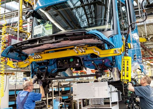 Der Bau von Lkw von Daimler Truck wird sich in Zukunft noch stärker im tschechischen Werk Cheb abspielen. Denn das wird aus strategischen Spargründen nun ausgebaut ...(Bild:  Daimler Truck)