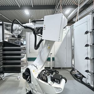 «Erowa Robot Six» mit kombiniertem Paletten- und Rohteilhandling.(Bild:  Erowa AG)
