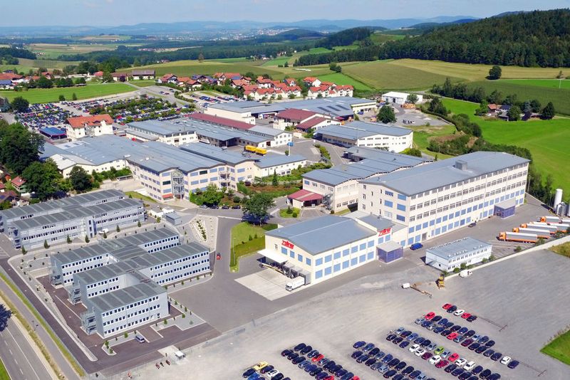 Luftaufnahme Werk Zandt: wo Manfred Zollner 1965 einen Einmann-Elektrobetrieb gründete, befindet sich heute das Hauptwerk der Firmengruppe mit 10.000 Mitarbeitern (Zollner)