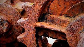 Rost ist meist das Ende für Systeme. Metalloxide können aber auch den Beginn des günstigeren Wegs zum grünen Wasserstoff sein. Denn alle haben photoelektrische Eigenschaften, über die Forschende jetzt mehr wissen. (Lostmachine)