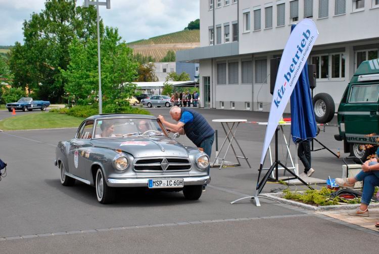 Fast immer da, wo ein Checkpunkt oder eine Wertungsprüfung ist, werden die Teilnehmer und ihre Fahrzeuge dem Publikum von fachkundigen Moderatoren wie Rainer Greubel präsentiert. (Dominsky)