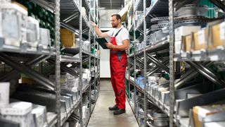 Gut die Hälfte der Befragten (51 Prozent) ist der Meinung, Werkstätten sollten nicht nur selbst bestellte Ersatzteile, sondern auch vom Autobesitzer mitgebrachte Teile einbauen. (Bild: www.dugulan.com – stock.adobe.com)