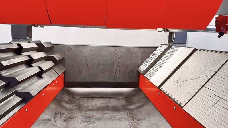 Bei Remalox HD absorbiert eine Gummimatrix die Prallenergie, während einvulkanisierte Keramikelemente vor Verschleiß schützen. (Bild: Rema Tip Top)