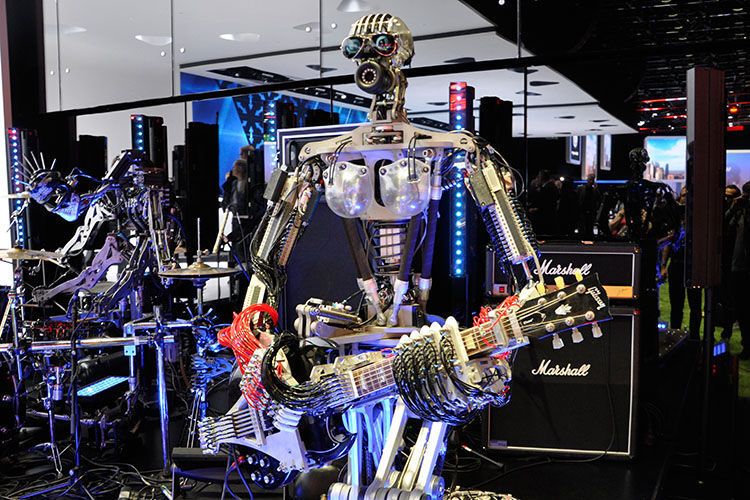 Auch nicht ganz lebensecht ist dierser Heavy-Metal-Mann: Compressorhead traten am Audi-Stand in Halle 3 auf. Im Bild: Der mit 78 Fingern ausgestattete Gitarrist „Fingers“. (Schreiner / »kfz-betrieb«)