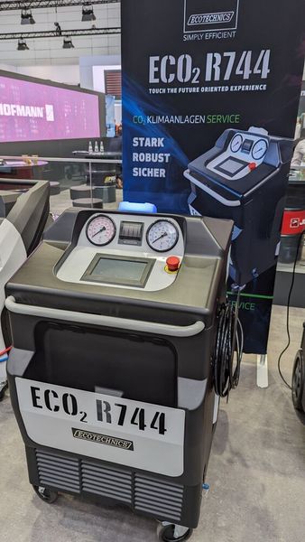 Ein Thema, das wenn auch sehr langsam, aber dennoch immer mehr Fahrt aufnimmt, ist R744. Entsprechend wächst die Zahl der angebotenen Klimaservicestationen für das Kältemittel CO2. Die Snap-On-Tochter Ecotechnics bietet erstmals eine solche an. (Bild: Dominsky – VCG)