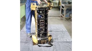 Die saugt was weg: die Ölauffangmatte von Mewa. (Foto: Mewa)