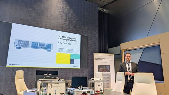 „Wir haben zugehört": Andreas Maushammer, Produktmanager Leistungsmesstechnik bei Yokogawa Deutschland, mit dem WT1500.(Bild:  ELEKTRONIKPRAXIS / Hendrik Härter)