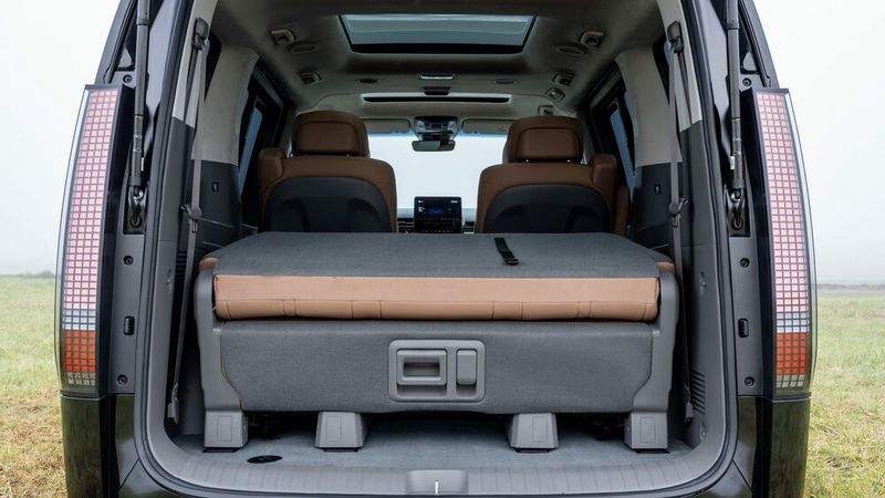 Zu den drei Plätzen auf der letzten Bank gelangt man nach kurzer Wartezeit, bis die Lehnen der mittleren Sitzgruppe elektrisch nach vorne gefahren werden oder einfach über den ausreichend breiten Durchgang zwischen ihnen. (Bild: Autoren-Union Mobilität/Hyundai)