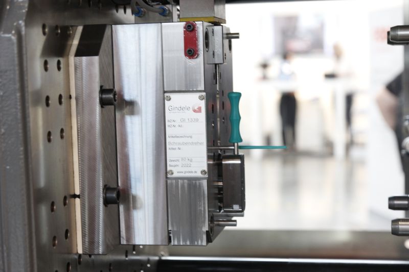 ... der Griff des Schraubendrehers wird auf das Bauteil aufgebracht. Dafür wird Kunststoff-Granulat verflüssigt, auf 220 Grad erhitzt und in Form gespritzt. In 50 Sekunden wird der flüssige Kunststoff herunter gekühlt und wieder zu einem Feststoff. (Devicemed/J. Engelke)