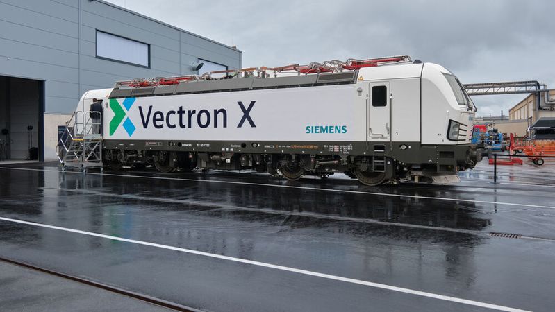 With the Vectron X, Siemens is expanding the proven Vectron platform into a digitally connected locomotive featuring an app store and integrated service processes.(Image: Richard Oed)
