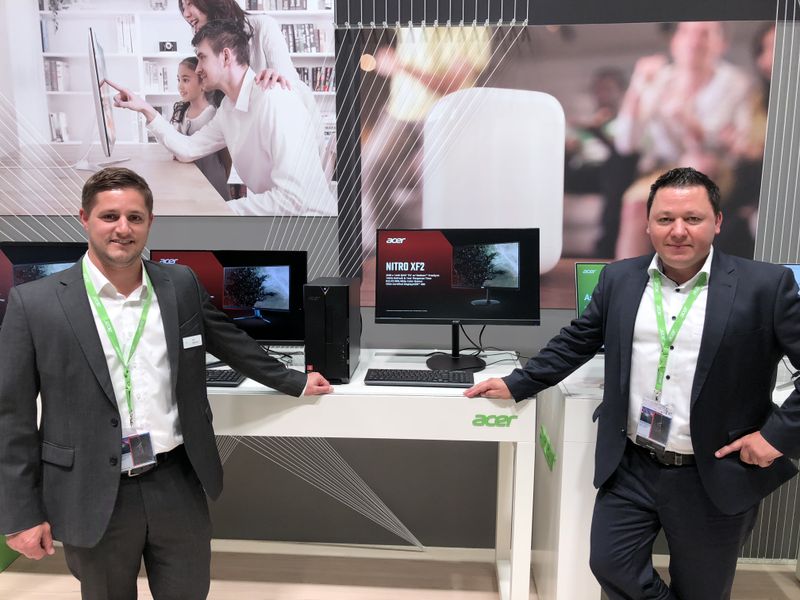Bombastische Nitro Monitore gibt es bei (l.) Marc Seemann und Gerit Günther, ACER. (Bild: IT-BUSINESS)