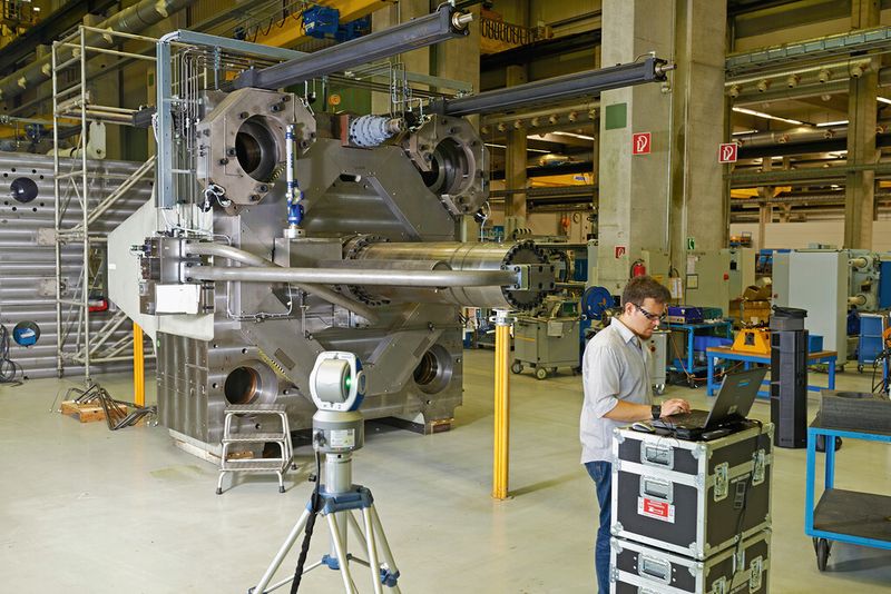 Das tragbare Koordinatenmessgerät unterstützt den Fertigungsprozess und beschleunigt die Ausrichtung und Inbetriebnahme großer Maschinen. (Faro)