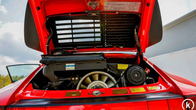 Brachte es der 911 Turbo anfangs aus 3 Litern Hubraum auf 191 kW (260 PS), so steigerte sich die Leistung ab dem Modelljahr 1978 aufgrund höherer Verdichtung, Erhöhung des Hubraums auf 3,3 Liter sowie den Einsatz eines Ladeluftkühlers auf 220 kW (300 PS). Letzterer machte zudem eine Vergrößerung des Heckflügels nötig. (Bild: Kickdown)