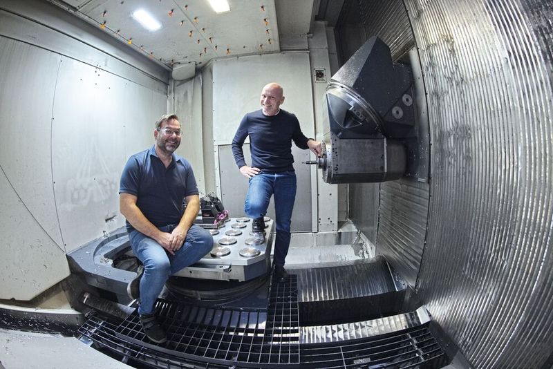 Viel Platz, eine hohe Leistung bei exzellenter Wärmestabilität bietet die «Heller FP 14000». Im Maschinenraum: Patrick Jung und Christoph Andris. (Bild: Matthias Böhm)