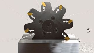 Die 2018 eingeführten Wendeschneidplatten aus den Frässorten GC4330 und GC4340 für die leistungsstarke Stahlbearbeitung hat Sandvik Coromant jetzt auch für den Rundplattenfräser Coromill 300, den Coromill 245 und den Coromill QD zu bieten. Hier der Fräser Cormill QD im Einsatz mit den neuen Wendeschneidplatten. (Sandvik)