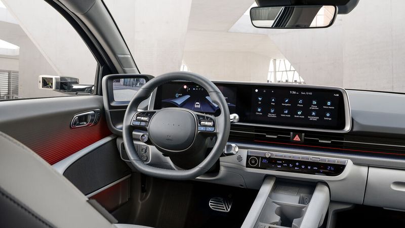 Innen gibt es zwei 12,3-Zoll-Displays. (Bild: Hyundai)