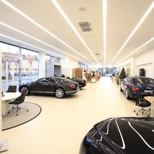 Der Ausstellungsraum von Bentley Frankfurt in Bad Homburg präsentiert sich bereits in der neuen CI des Herstellers.