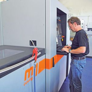 Die Lasercusing-Anlage vereinfacht die Fertigung geometrisch komplexer Werkzeugeinsätze mit konturnahen Kühlkanälen. Fertigungsflexibilität und Zeiteinsparung erleichtern Kundennähe und Termintreue.