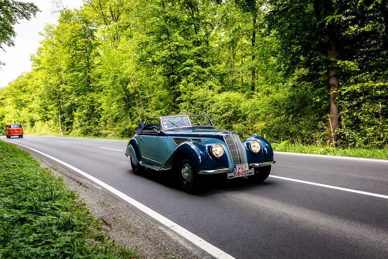 Vor allem auf kleinen Nebenstrecken führte die Oldtimerausfahrt die Teilnehmer durch Unterfranken. (Stefan Bausewein)