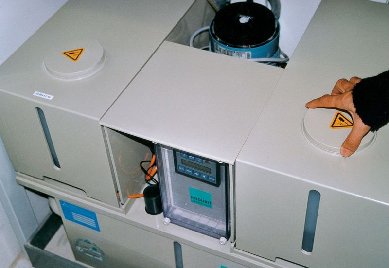 Abb.4: Das Labor-Abluft-Reinigungssystem besteht aus Wäscher (oben) und Neutra-Anlage (unten) sowie dem Schaltschrank (rechts). Es ist in unmittelbarer Nähe der Laborarbeitsplätze installiert. (Archiv: Vogel Business Media)