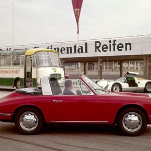 Ur-Targa: Das vordere Dachteil, ein faltbarer Aludruckgussrahmen mit Kunstlederbezug, und das hintere Mini-Stoffverdeck mit Kunststoffscheibe konnten separat entfernt und im Kofferraum verstaut werden.(Bild:  Porsche AG)