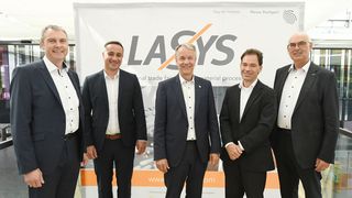 Die Lasys läuft! Die Referenten bei der Eröffnungspressekonferenz von links: Ralf Kimmel (Tri,üf), Nikolas Meyer (Emag LaserTec GmbH), Roland Bleinroth (Messe Stuttgart), Dr. Sven Breitung (VDMA AG Laser und Lasersysteme für die Materialbearbeitung) und Dr. Christoph Ullmann (Laserline GmbH). (Bild: Landesmesse Stuttgart)