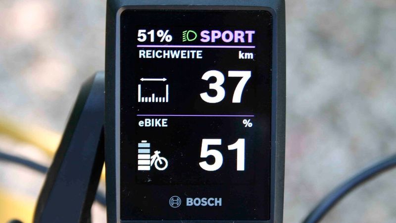 Unter anderem werden Reichweite und Akkustand angezeigt. (Bild: sp-x / Mario Hommen)