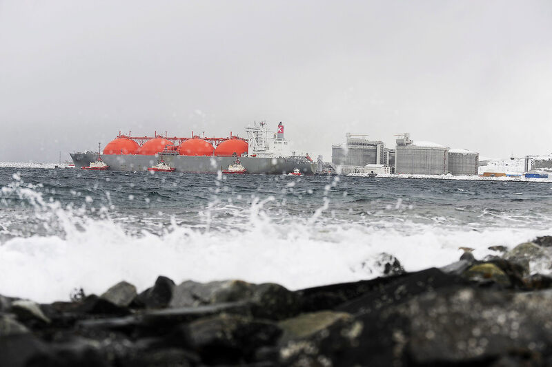 Ein Transportschiff für Flüssiggas hat an der Anlage in Melkøya angelegt. (Bild: Helge Hansen, ABB)