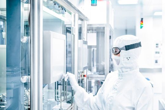 «FirstLine», der fortschrittlichste Fertigungsstandard von Dätwyler, wurde speziell für die Herstellung von pharmazeutischen Elastomerkomponenten für die pharmazeutischen und biotechnologischen High-End-Märkte in einer voll integrierten Reinraumumgebung entwickelt, die den höchsten Industriestandards entspricht. Das Fertigungskonzept basiert auf hochmoderner Reinraumtechnologie, automatisierten Produktionszellen, vollautomatischer Kamerainspektion und einem einzigartigen validierten Waschprozess. Alle Werke, die auf den Fertigungsstandard von «FirstLine» ausgerichtet sind, sind speziell entworfen und werden unter einer Null-Fehler-Philosophie betrieben.(Bild:  Dätwyler)